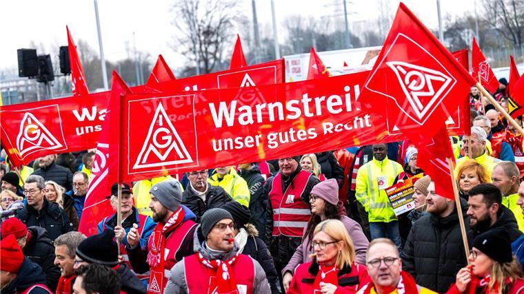 IG Metall: Am Montag erneut bundesweiter Warnstreik bei VW Bereits am vergangenen Montag waren bei VW fast 100.000 Mitarbeiter an neun Standorten in den Warnstreik getreten