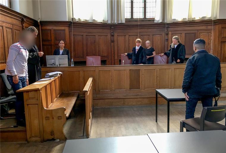 Gewalt gegen Polizisten: Überraschendes Urteil gegen Ramadan S. Mehrere Personen im Gerichtssaal.