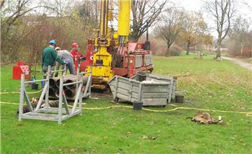 Bereits Anfang Dezember wurde am Spielplatz im Bereich der Grünanlage am Graben Moorhöfe in Bremerhaven die erste Messstelle angelegt. Eine weitere Messstelle sollen an der Flettnerstraße gebohrt werden.