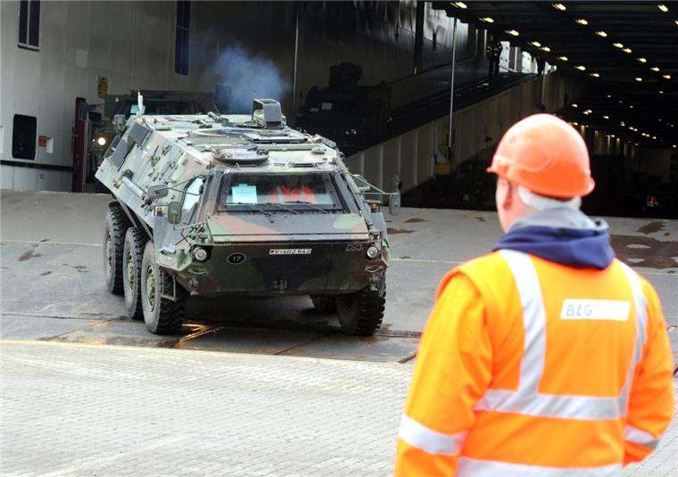 Militärtransport: Schiffe mit amerikanischen Panzern kommen ab Freitag Bereits im April lief ein Truppentransport über Bremerhaven.