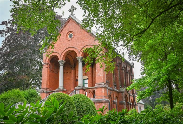 Bereits im vergangenen Jahr musste das Sandsteinkreuzes am Giebel über dem Eingangsbereich der Kapelle auf dem Wulsdorfer Friehof gesichert werden. Die Halterung hatte sich gelockert.