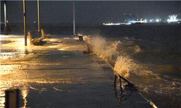 Bereits in der Nacht zu Donnerstag gab es Hochwasser an der Seebäderkaje.