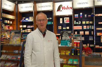 Bereits in dritter Generation leitet Volker Schmidtmann seit über 30 Jahren die Hafen-Apotheke. Zum Jahresende heißt es, Abschied nehmen.