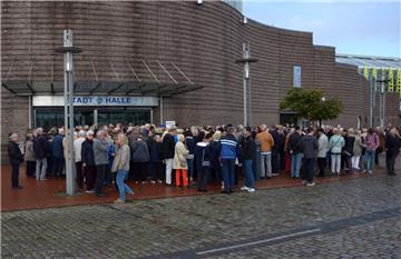 Bereits lange bevor sich die Türen öffneten, standen die Besucher vor der Stadth...