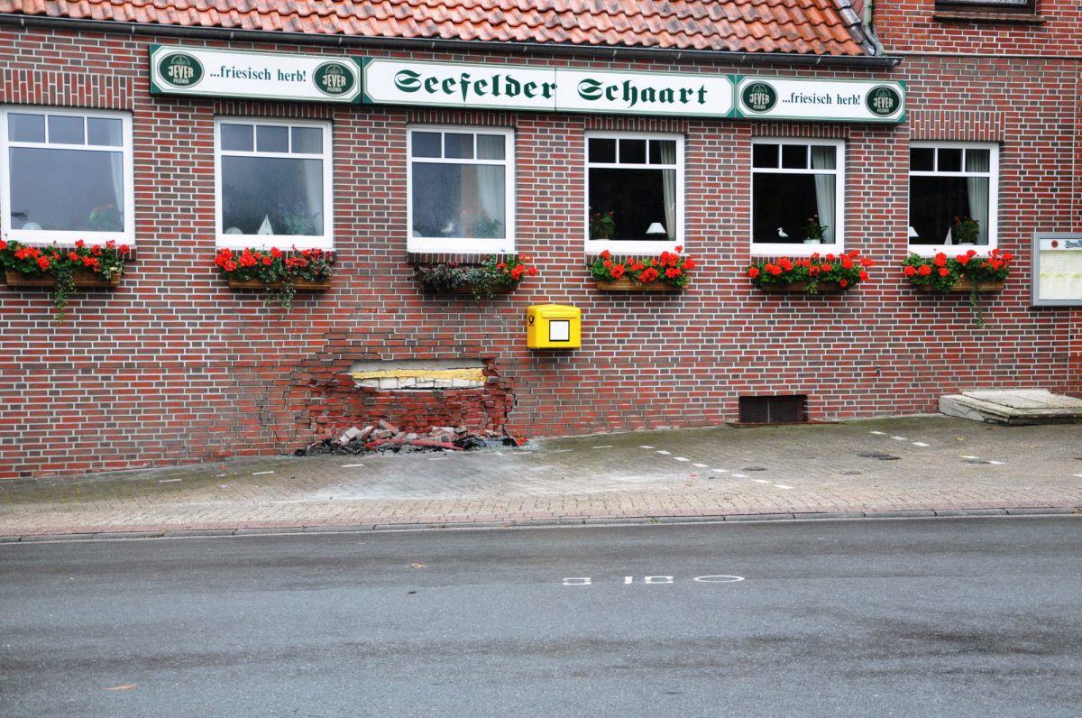 Wesermarsch: Schaart soll sicherer werden Bereits vier Mal sind Autofahrer an der Hauswand der Gaststätte schwer verunglückt. Das Foto stammt aus dem Jahr 2011.