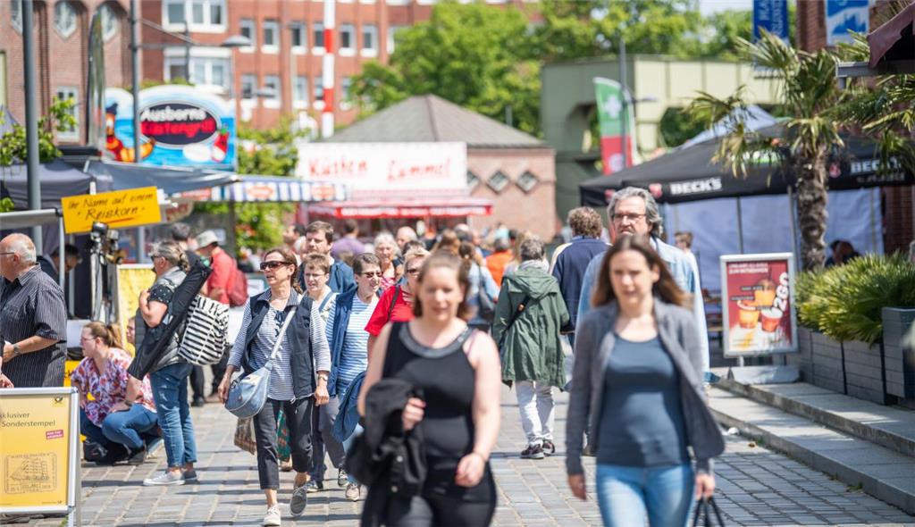 Bereits vor der offenziellen Eröffnung des Festes schlenderten Hunderte Besucher...