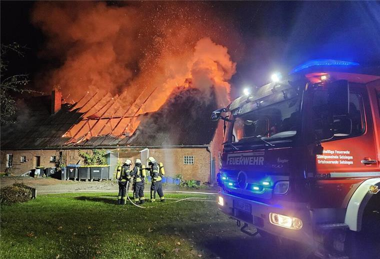 Großbrand zerstört Bauernhaus bei Selsingen: Über 120 Einsatzkräfte im Einsatz Bereits zur Alarmierung der Feuerwehren schlugen Flammen aus dem Dachstuhl.