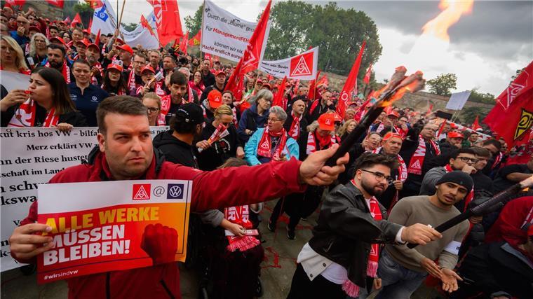 VW-Sparkurs: IG Metall plant Protest-Kundgebung in Wolfsburg Bereits zur ersten Tarifrunde bei VW protestierten im September Tausende Metaller in Hannover vor dem Verhandlungssaal. (Archivbild)