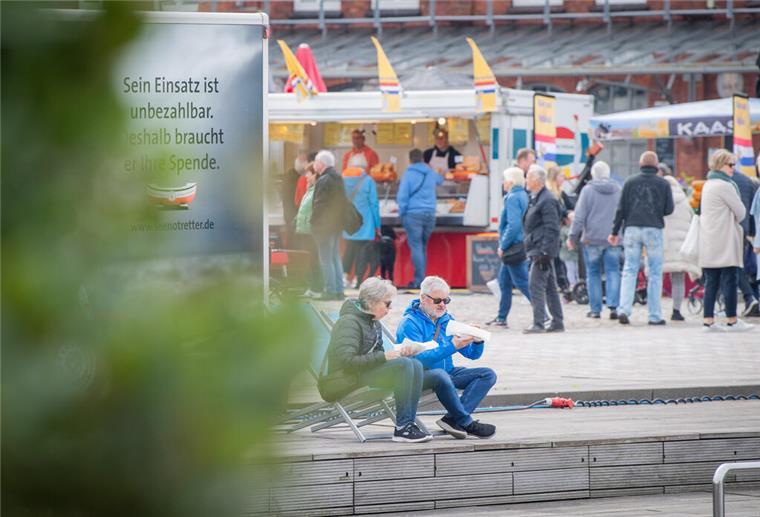 Ganz schön fischig! Bilder der Fischparty im Fischereihafen Bremerhaven Bereits zur Mittagsstunde füllte sich das Schaufenster mit hunderten Besuchern.