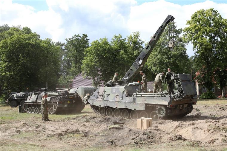 Waldbrand: Noch keine Entwarnung für die Region Lübtheen Bergepanzer der Bundeswehr stehen auf einem Platz in Jessnitz-Werk. Die Lage im Waldbrandgebiet bei Lübtheen in Mecklenburg-Vorpommern hat sich leicht entspannt.