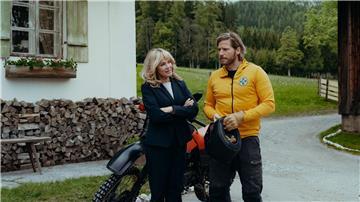 Bergretter Markus Kofler (Sebastian Ströbel) überlegt seinen Hof zu verkaufen. Bürgermeisterin Elisa Röder (Sonja Kirchberger) macht ihm ein Angebot. (Handout)