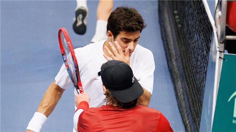 Gegner umgerempelt: Belgien gewinnt kurios im Davis Cup Bergs und Garín stießen beim Seitenwechsel am Ende des Matches zusammen.