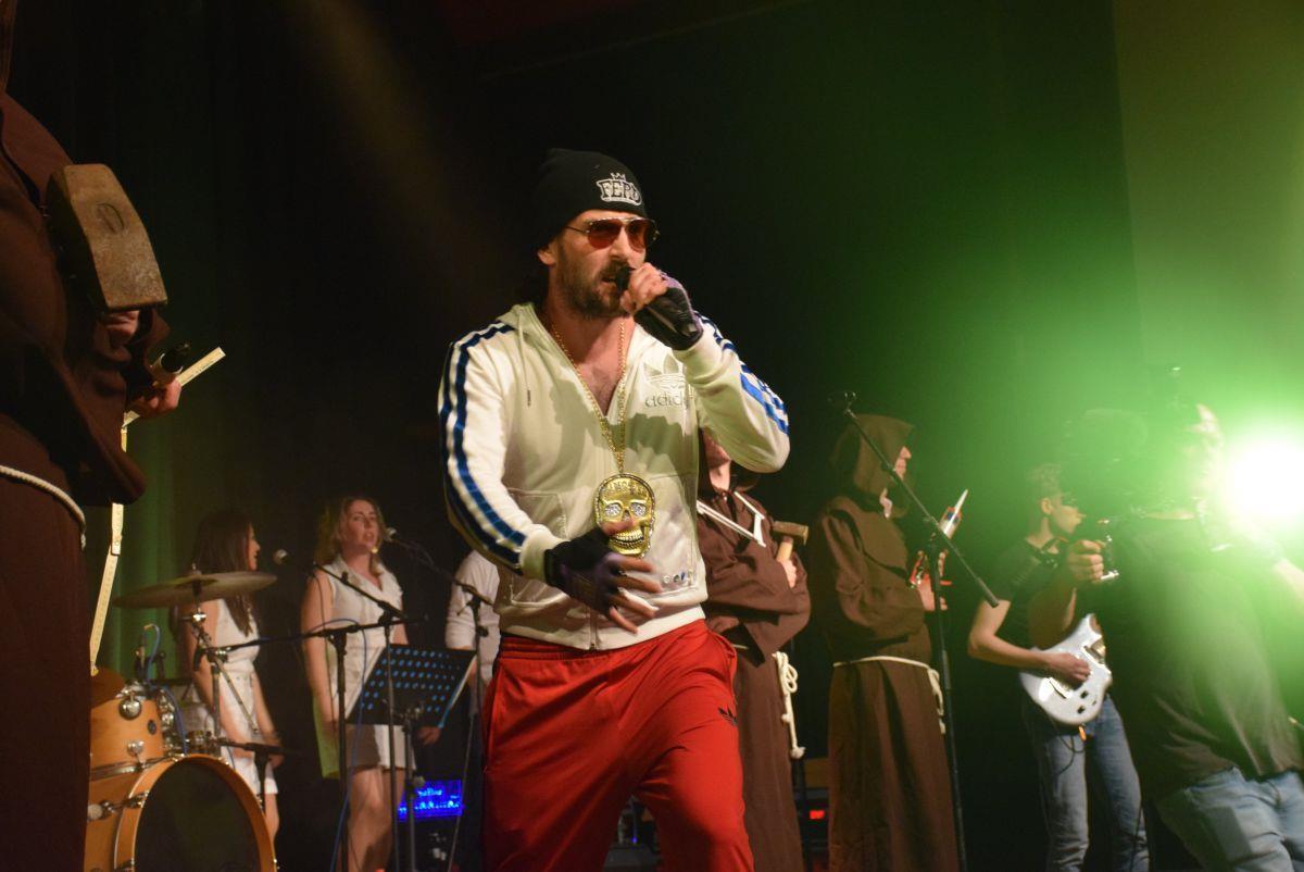 Rapper FERD lässt es in der Nordenhamer Jahnhalle krachen Berlin hat Sido, Hamburg hat Jan Delay und Bremen hat FERD. Der hanseatische Ausnahmerapper in der Jogginghose ist seit 2010 erfolgreich auf deutschen Bühnen unterwegs.