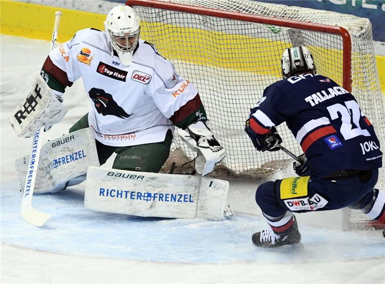 Berlins Barry Tallackson (rechts) und Augsburgs Torhüter Jonathan Boutin, der einen Shutout schafft, kämpfen um den Puck. 