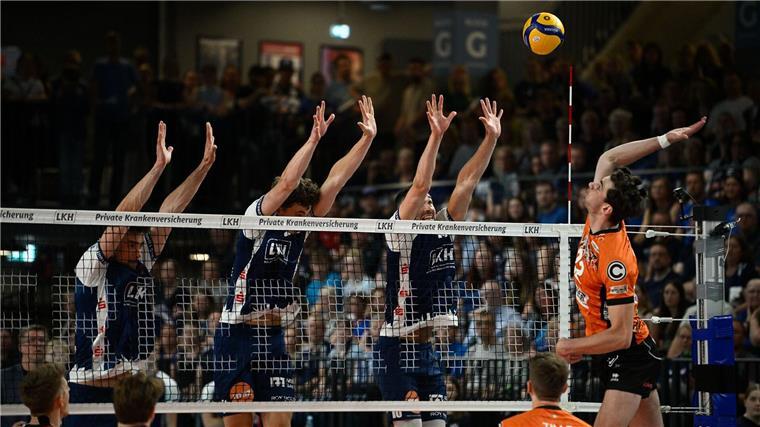 Berlins Volleyballer gewinnen zweites Finale gegen Lüneburg Berlins Jake Hanes (r) im Angriff.