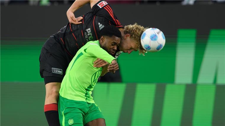 1:0 gegen Union: Wolfsburg schafft ersten Heimsieg Berlins Leopold Querfeld (l) und Wolfsburgs Ridle Baku im Zweikampf.