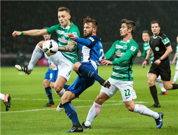 Berlins Marvin Plattenhardt (Mitte) kämpft mit den Bremern Robert Bauer (links) und Bremens Fin Bartels (rechts) um den Ball. 