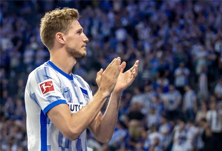 Hertha-Profi Stark ein Kandidat für Werder Bremen Berlins Niklas Stark verabschiedet sich nach der Niederlage allein von den Berliner Fans.