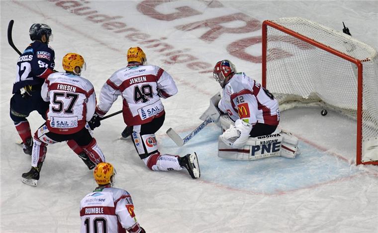 Berlins Rückkehrer Marcel Noebels (links) trug sich gegen die Fischtown Pinguins gleich in die Torschützenliste ein.