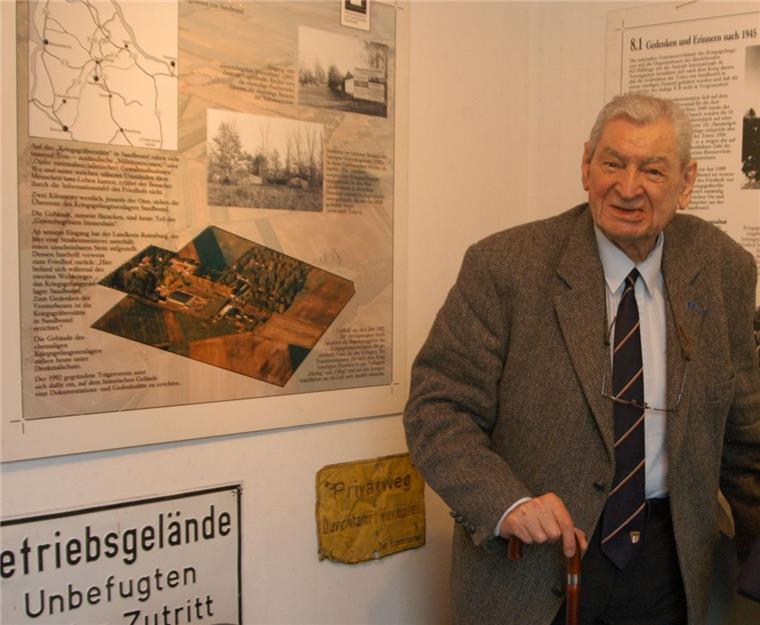 Gedenkstätte Lager Sandbostel würdigt Franzosen posthum Bernard Le Godais bei einem Besuch vor zehn Jahren in der Gedenkstätte Lager Sandbostel. Jetzt ist posthum zum 100. Geburtstag ein Veranstaltungsraum nach ihm benannt worden.