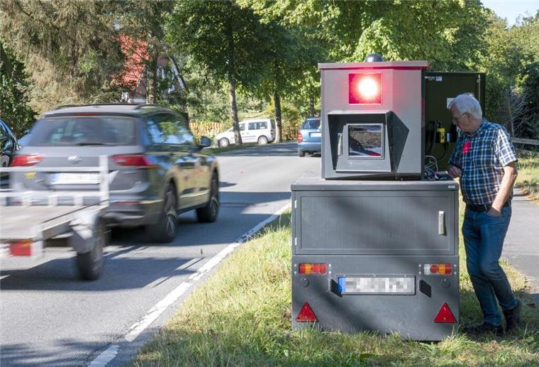 "Bernd" allein bringt es nicht: Der Kreis will an besonders gefährlichen Stellen fünf feste Radarfallen aufstellen, um die Autofahrer zum Bremsen zu bringen.