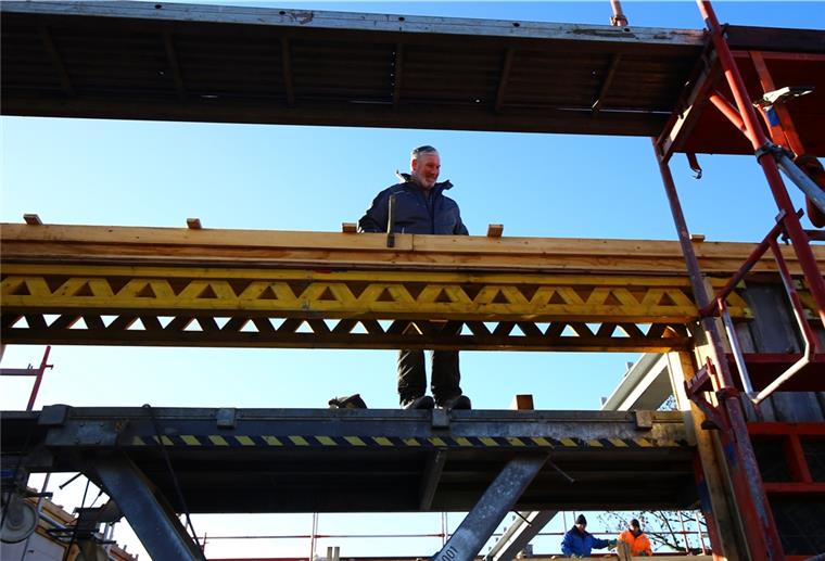 Rohbau der Rettungswache bald abgeschlossen Bernd Helmerichs vom Bauunternehmen Herdejürgen & Harmsen aus Nordenham ist Polier auf der Baustelle der neuen Rettungswache in Mitteldeich.