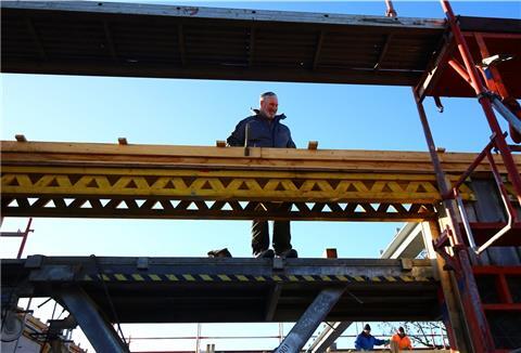 Bernd Helmerichs vom Bauunternehmen Herdejürgen & Harmsen aus Nordenham ist Polier auf der Baustelle der neuen Rettungswache in Mitteldeich.