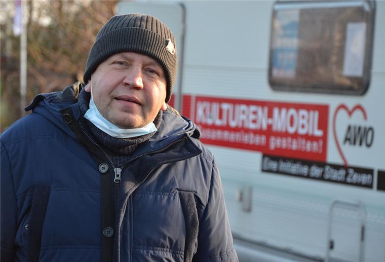 Zeven: Streetworker macht sich um Kinder Sorgen Bernd Mahnken ist auch in Corona-Zeiten mit dem Kulturen-Mobil der Arbeiterwohlfahrt in Zeven unterwegs.