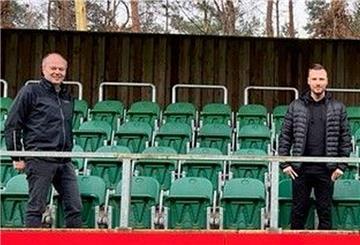 Bernd Meyer (links), Zweiter Vorsitzender des Heeslinger SC, freut sich über die Verpflichtung von Robin Cordes als Trainer der zweiten Mannschaft des Vereins.