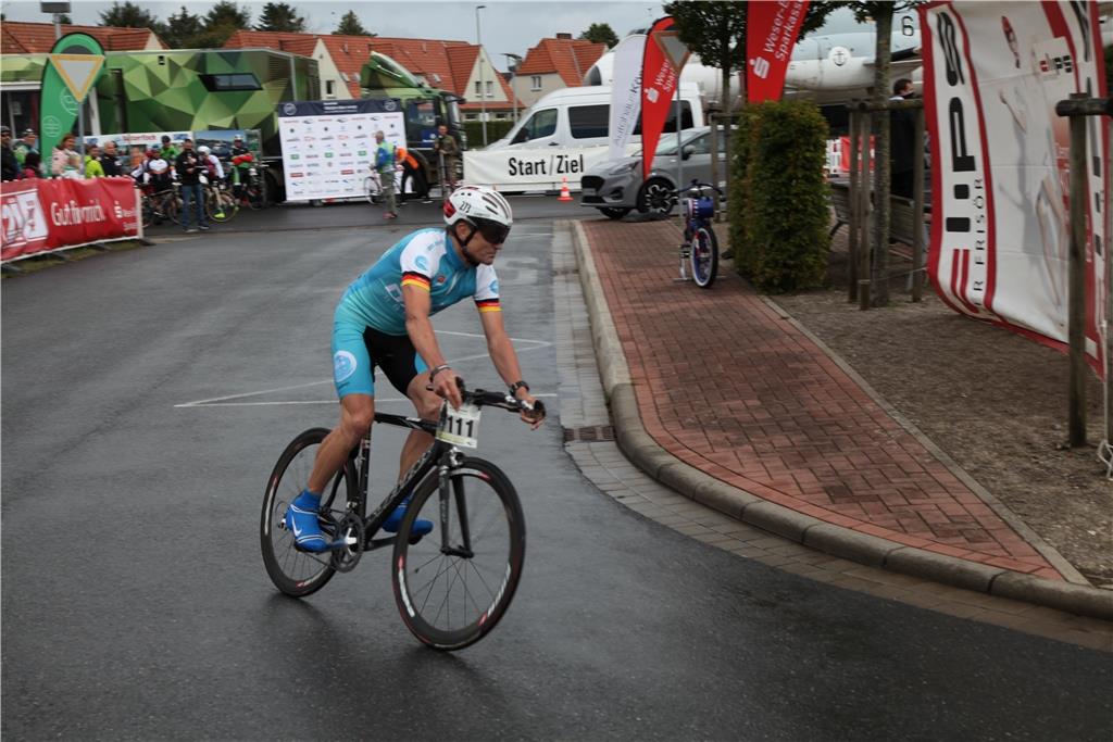 Bernd Rennies ist auf seinem Rennrad dabei. Er fährt die Zehn-Kilometer-Strecke....