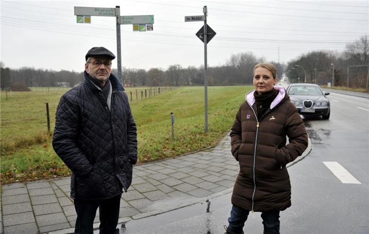 Grünes Licht für Tierheim-Neubau Bernd Schomaker (links) und Amelie Bensch (beide Tierschutzverein) stehen vor dem Neubaugrundstück für das Tierheim am Vieländer Weg.