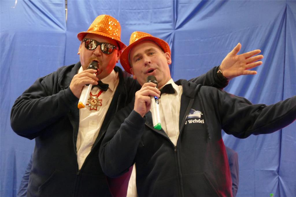 Bernd Uwe Glaubke und Holger Sandersfeld heizten mit dem Lied „Bei uns ist der T...