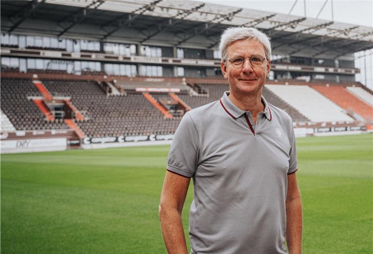 Dieser Beerster bringt St. Pauli beim Thema Nachhaltigkeit voran Ein Mann auf einem Fußballplatz.