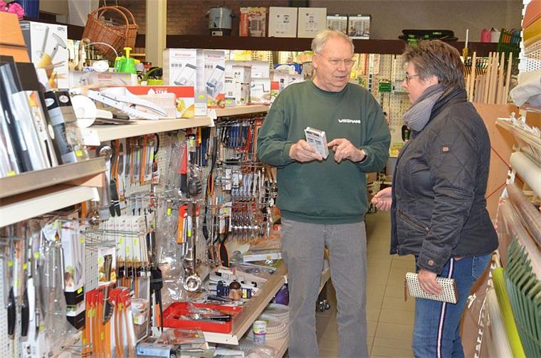 Tarmstedt verliert zwei Geschäfte und eine Gaststätte Bernd Wiegmann berät eine Kundin. Lange wird der 78-Jährige nicht mehr in seinem Laden in Tarmstedt stehen. Am Montag beginnen er und seine Frau Irmtraut mit dem Räumungsverkauf.