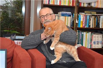 Berndt Höhne mit seinem Kater „Rudy“, der seit gut zwei Wochen mit zwei Luftgewehrgeschossen in der Lunge lebt. Wer dem Tier in Kirchtimke die Verletzung zugefügt hat, ist unbekannt.