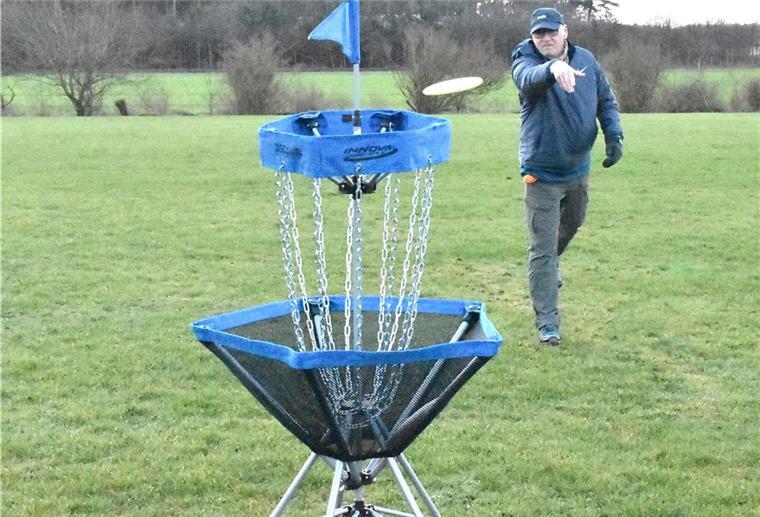 Disc Golfer können jetzt im Landkreis Rotenburg aktiv werden Berndt Krause wirft den „Putter“ in den mobilen Korb, der das Ziel einer Runde markiert.