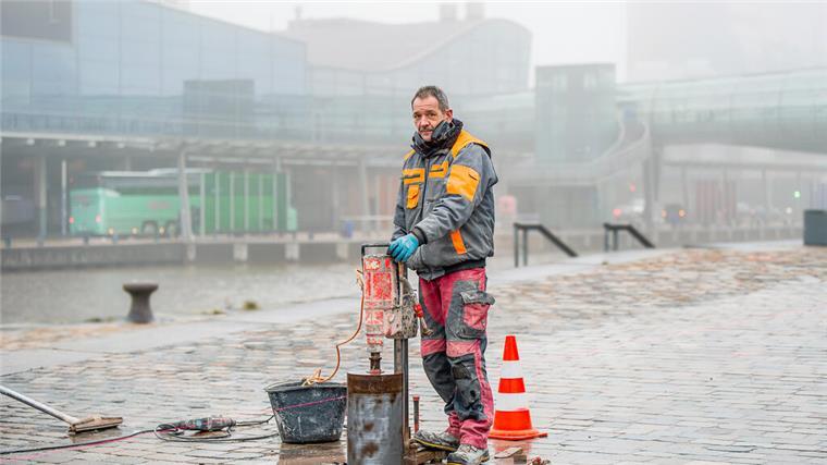 Holzpfähle in Gefahr: Bremerhaven sichert Hafenanlage Berthold von der Firma Gerdes GmbH führt am Hafen Kernbohrungen durch, um die Grundlage für einen Schutzzaun zu schaffen.