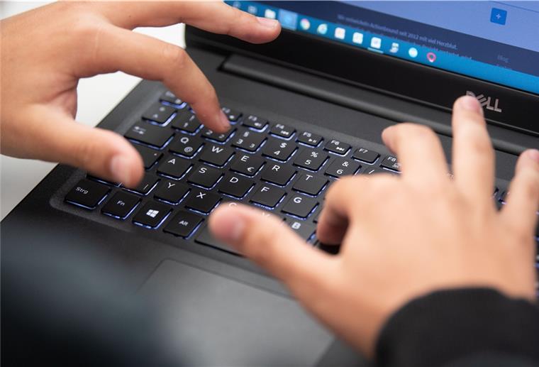 Bremerhaven: Berufsschule stellt sich vor Ein Schüler nimmt im Klassenzimmer einer 9. Klasse der Gemeinschaftsschule Leutenbach am Geografieunterricht mit Hilfe von Laptops und Tablets teil.