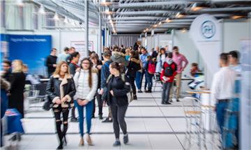 Berufsorientierungsmesse mit 42 Ausstellern in der Bremerhavener Stadthalle. Circa 100 Schüler kamen, um sich an den Ständen zu informieren. 