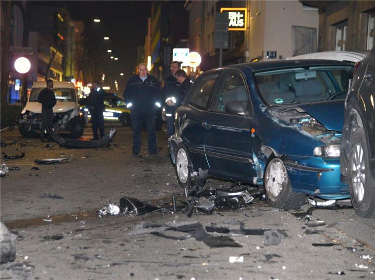 Autoposer richtet 100 000 Euro Schaden an Beschädigte Fahrzeuge stehen am 28.01.2017 in Mannheim (Baden-Württemberg). Ein sogenannter Autoposer hat bei einem Unfall in der Innenstadt seinen Sportwagen und fünf weitere Autos beschädigt und einen Schaden von rund 100 000 Euro angerichtet.