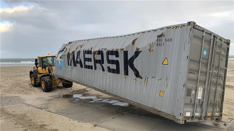 Wenn Frachter Ladung verlieren: Die schwierige Suche nach verlorenen Containern Beschädigte Frachtcontainer wurden in den Tagen nach dem Unglück an deutsche und niederländische Strände gespült. Die Bergung ist aufwendig und nicht ungefährlich, da oftmals auch Chemikalien geladen sind und nicht klar ist, ob sie mit dem Wasser reagiert haben.