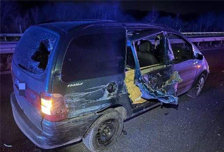Streit auf der Autobahn endet in Mega-Crash beschädigter Sharan