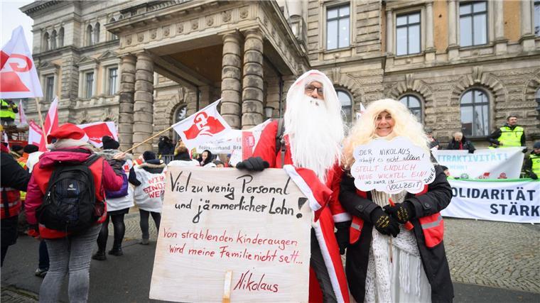Länder-Tarifstreit: Tausende in Hannover und Bremen Beschäftige im öffentlichen Dienst stehen bei einem Warnstreik vor dem niedersächsischen Finanzministerium.