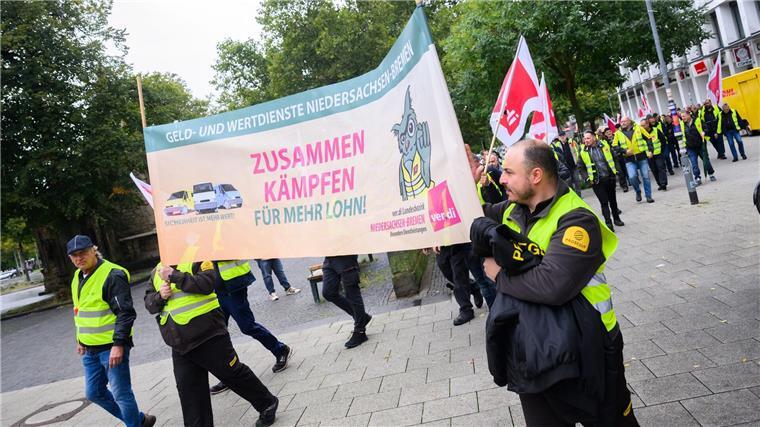 Streik der Geldtransporter - 200 bei Kundgebung in Hannover Beschäftigte der Geld- und Werttransportbranche trafen sich zur Streikkundegebung in Hannover.