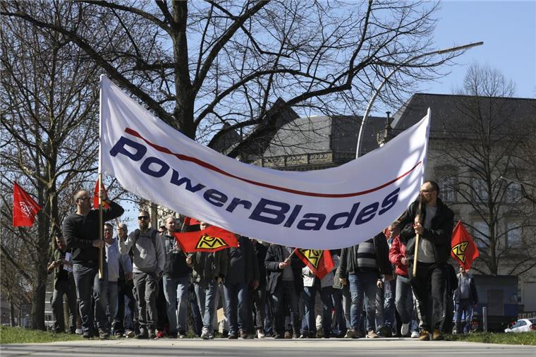 Senvion-Beschäftigte protestieren gegen Werksschließungen Beschäftigte des Windkraftanlagenherstellers Senvion und der Tochterfirma Power Blades protestieren in Hamburg vor dem Gewerkschaftshaus gegen geplante Standortschließungen und Stellenabbau. Foto: Christian Charisius/dpa
