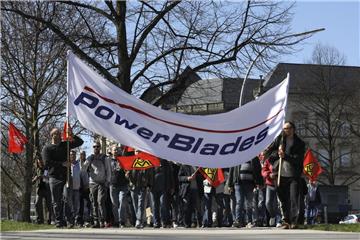 Beschäftigte des Windkraftanlagenherstellers Senvion und der Tochterfirma Power Blades protestieren in Hamburg vor dem Gewerkschaftshaus gegen geplante Standortschließungen und Stellenabbau. Foto: Christian Charisius/dpa 