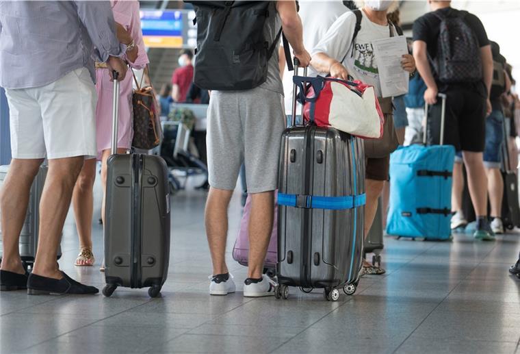 Flugpassagiere in der Abfertigungshalle