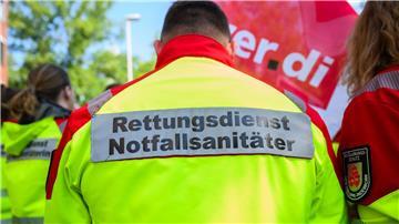 Beschäftigte im kommunalen Rettungsdienst protestieren unter dem Motto „Lebensretter in Not“.