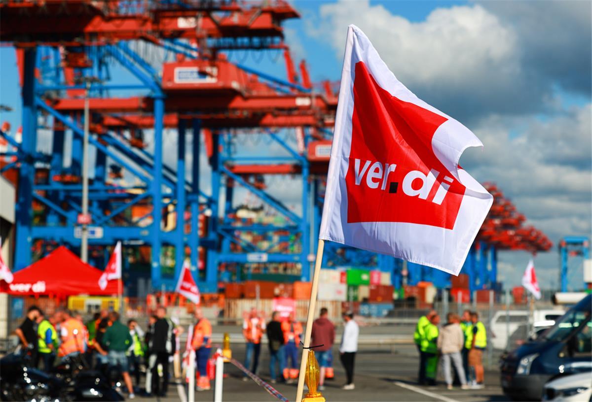 Verdi und Hafenbetriebe setzen Tarifgespräche fort Beschäftigte mit Verdi-Flaggen protestieren am 14.07.2022 bei einem Warnstreik vor dem Container Terminal Burchardkai der HHLA (Hamburger Hafen und Logistik AG).