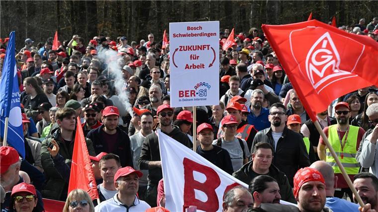 Bosch setzt Rotstift an - 5.550 Stellen sollen wegfallen Beschäftigte protestierten schon im Frühjahr gegen die Sparpläne bei Bosch - nun hat der Betriebsrat erneut Widerstand angekündigt. (Archivbild)